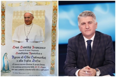 Agron Gjekmarkaj merr dhuratën e veçantë nga Papa Françesku