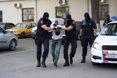 Terrorizonte banorët duke shtirë me armë në ajër, prangoset 21-vjeçari nga Lezha