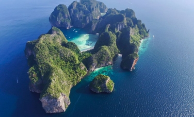 Tajlandë, plazhi i famshëm “Maya Bay” do të qëndrojë i mbyllur pa afat