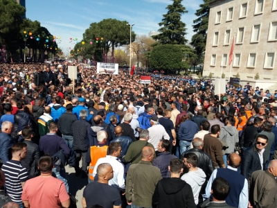 Mediat e mëdha amerikane, jehone dhe lidhje me protestën në Tiranë