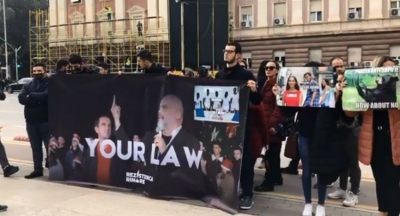 “Ligji i censurës”/ Të rinjtë protestë para Kryeministrisë (FOTO)