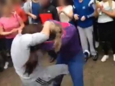 Dy motra rrihen me njëra-tjetra, dhe nxitojnë për denoncimet