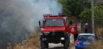 Zjarr i madh bie në Milot, rrezikohen banesat