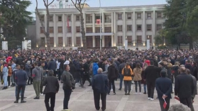 VIDEO/Zëri i Amerikës transmeton LIVE protestën