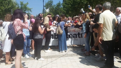 Video/ Protestuesit jo vetëm thirrje dhe pankarta kundër shembjes së teatrit, por edhe këngë