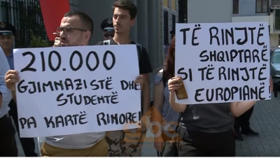 Protesta në Fier, reagon Berisha: Nxënësit bojkotojnë mësimin sepse vjedhja e narkozyrtarëve i ka lenë pa ngrohje!