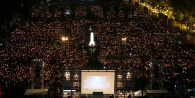 Vigjilje qirinjsh/ Qindra mijëra përkujtojnë lëvizjen në ‘Tiananmen’