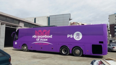 Anti-mitingu i Ramës, autobusë falas e 5 Euro në xhep