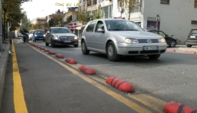 Ngushtohen rrugët, korsitë e biçikletave rëndojnë trafikun