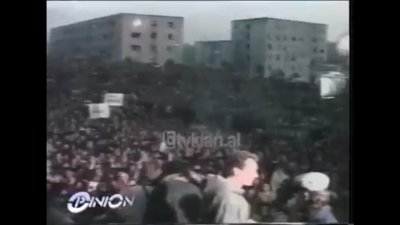 Berisha shperndan videon nga mitingu madheshtor i legalizimit te Partise Demokratike, partise se pare opozitare ne histori mbledhur me 22 dhjetor 1990