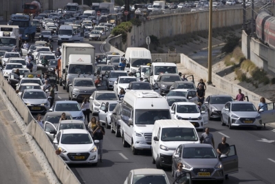 Në mes të gjëmimit të sirenave, Izraeli nderon viktimat e Holokaustit