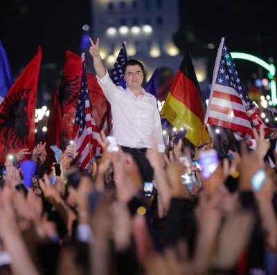 LIVE/ Basha nis fjalimin në protestë, emocionohet nga numri i madh i shqiptarëve deri te sheshi &quot;Skenderbej&quot;