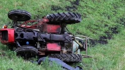 E rëndë në Berat, përmbyset traktori, humb jetën drejtuesi 60-vjeçar