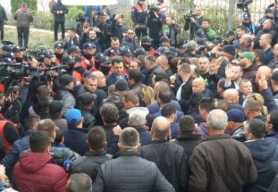 Basha dorëzon në KQZ djegien e mandateve për të gjithë listën e PD-së