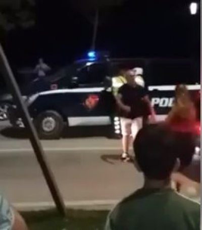 Video/ Policët terrorizojnë pushuesit në Vlorë, u bëjnë &#039;gangsterin&#039; të rinjve!