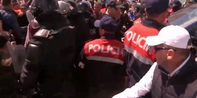 VIDEO live/ Dhunë e paprecedentë e policisë ndaj banorëve të Astirit