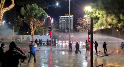 Protestuesit në Bulevard, autobotet hedhin ujë për t’i shpërndarë