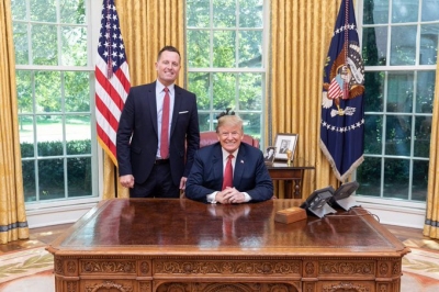 Trump i jep medalje Grenellit për marrëveshjen Kosovë-Serbi