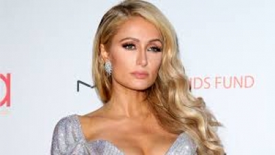 Paris Hilton poston foto gjysëm nudo në Instagram