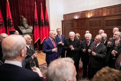 Presidenti Meta dekoron Organizatën e Veteranëve të LANÇ-it