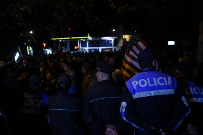 Lleshaj rrethon &quot;Astirin&quot; me polici, banorët: Do shkatërrojmë vilën e Ramës po na prekët shtëpitë