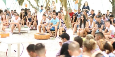 Të rinjtë e LRI bashkëbisedim me miqtë e Shqipërisë të “Lutjeve të Mëngjesit”