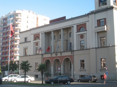 Përleshje, grushte, shkarkime dhe akuza në Bashkinë Durrës/ Zhvillimet e fundit