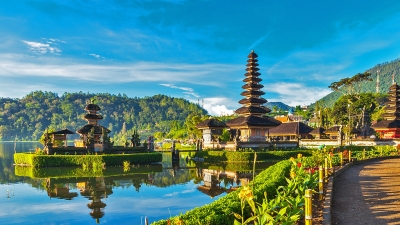 Bali/ “Ndëshkohen” turistët, rregulla të reja në ishull për të pabindurit