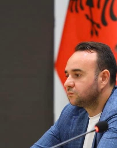 Klevis Balliu: Si sot, 34 vite më parë, qytetarët shqiptarë, do të shpërthenin murin e diktaturës hoxhiste.