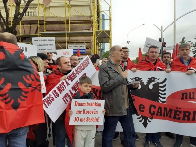 Me thirrjet “Edvin tradhtar’ e flamurin shqiptar të hedhur krahëve, vijon protesta kundër Samitit të Mini-Shengenit
