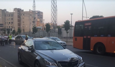 Aksident/ Makina luksoze përplas të riun në mes të Tiranës