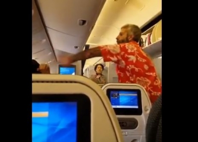 Video/ Pasagjerët e dehur sherr me grushta në avion