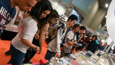 Të rinj shqiptarë prishin promovimin e librit të Ramës në Itali