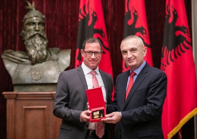 Presidenti Meta dekoron drejtorin e Fondacionit “Konrad Adenauer” në Shqipëri, Walter Glos