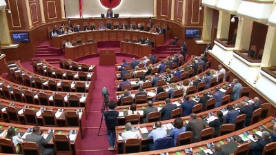 Kuvendi rrëzon dy dekretet e Presidentit Ilir Meta. Si votuan deputetët..