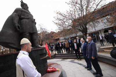 “U përula me respekt e nderim” Meta: Vepra e Skënderbeut udhërrëfyese e qartë për të garantuar të ardhmen tonë europiane!