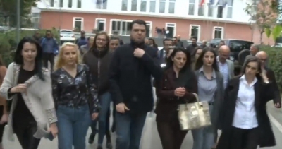 Mbërrijnë në protestë para Parlamentit Basha dhe Berisha