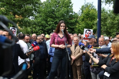 Protesta/ Emiri: Nuk mjafton të dënohet vetëm Erion Veliaj, por duhet të ikin të gjithë, të dënohen të gjithë!