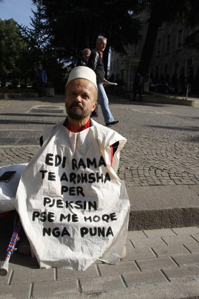 Foto-lajm/ Protesta e artistit: Edi Rama të ardhsha për pjekësin! Pse më hoqe nga puna?!