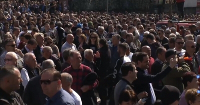 VIDEO LIVE/ Shqiptarët rrethojnë parlamentin: Qeveri e krimit, Rama ik
