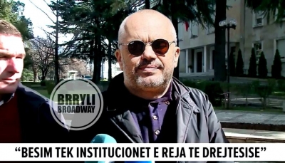 Rama ministër i Jashtëm, plasin MEMET në facebook