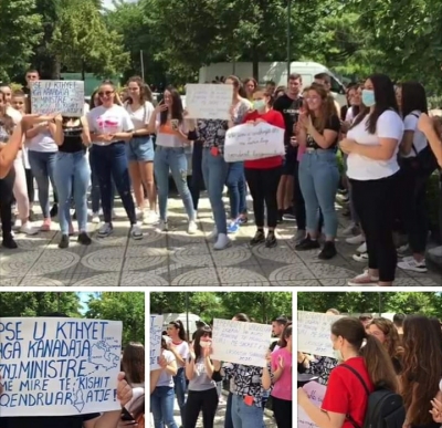 “Kur bëhemi bashkë, shkatërrojmë botën”! Maturantët e Fierit në protestë, mesazh Shahinit:Do bojkotojmë provimet