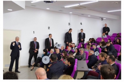 Foto e javës/ Lleshaj në auditor me më shumë badiguard sesa studentë