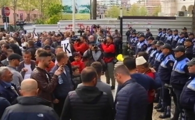 LIVE/ Mijëra qytetarë rrethojnë Kuvendin, protestuesit: Ky vend ka zot!