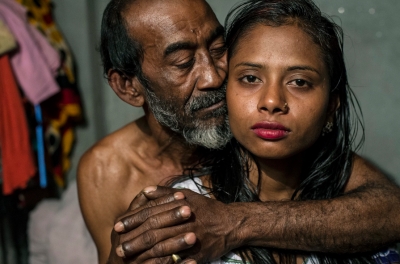 Foto/ Jeta brenda një shtëpie publike në Bangladesh