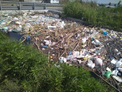 Foto/ ‘Vendi është kthyer në vatër epidemie, taksat shkojnë në xhepat e rilindësve’