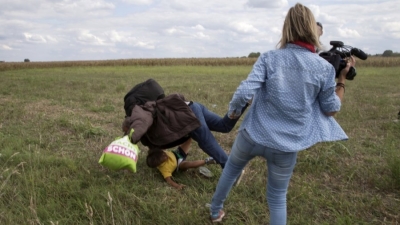 Hungaria liron gazetaren që goditi me shkelm refugjatët