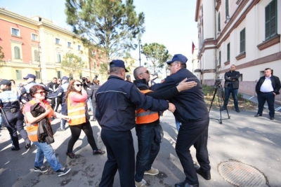 Tensionet/ Rama i frikësuar, nuk lejon protestuesit tek parlamenti