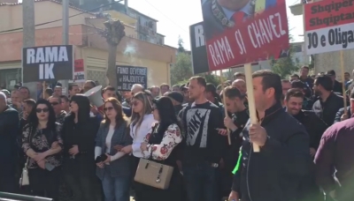 Shpërthen Fieri, mijëra qytetarë protestojnë kundër Ramës