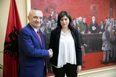 Presidenti Meta krah shqiptares që kandidon në PE: Tregues i shkëlqyer i integrimit
